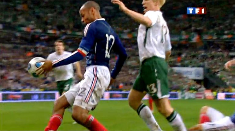 Thierry Henry (vasakul) 2010. aasta MMi play-off'is irrlaste vastu peetud matšis käega palli mängimas. Foto: