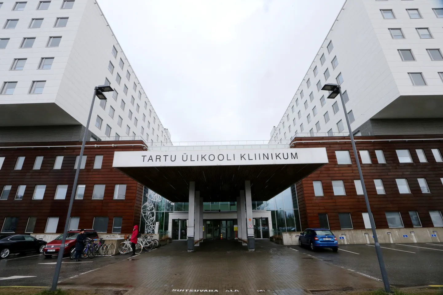 Tartu Ülikooli Kliinikumi Lunini tänava poolne sissekäik.