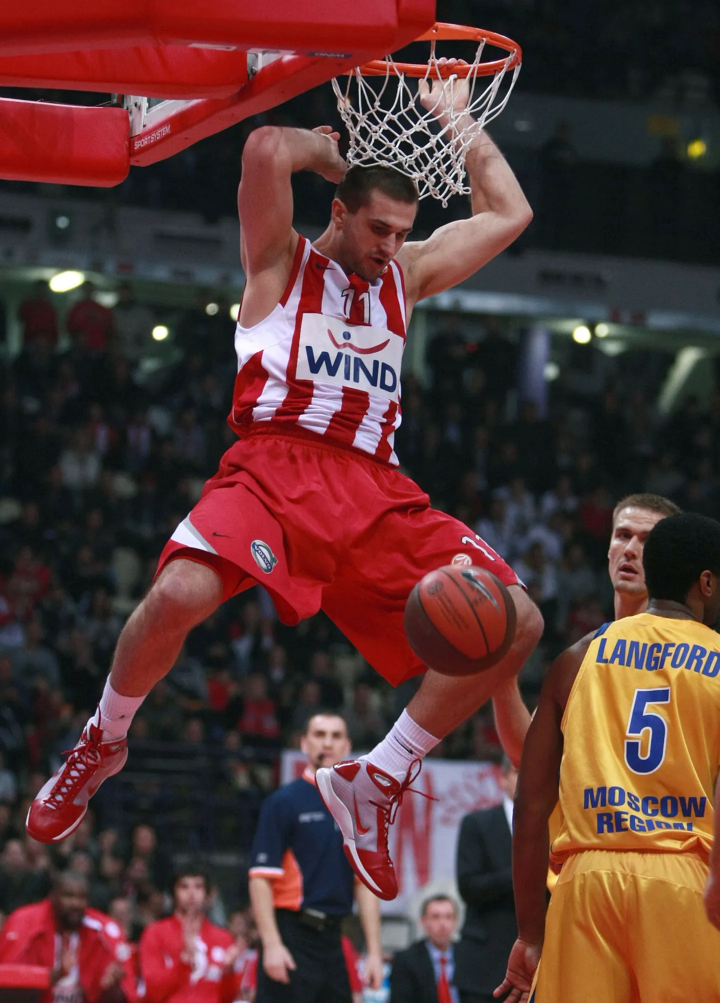 Palli korvi surunud Linas Kleiza on toonud Pireuse Olympiacosele järjekordsed kaks punkti.