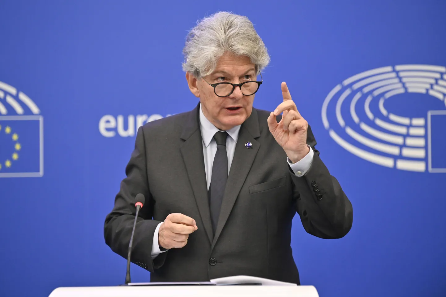 Thierry Breton jälgib Elon Muski tähelepanelikult.
