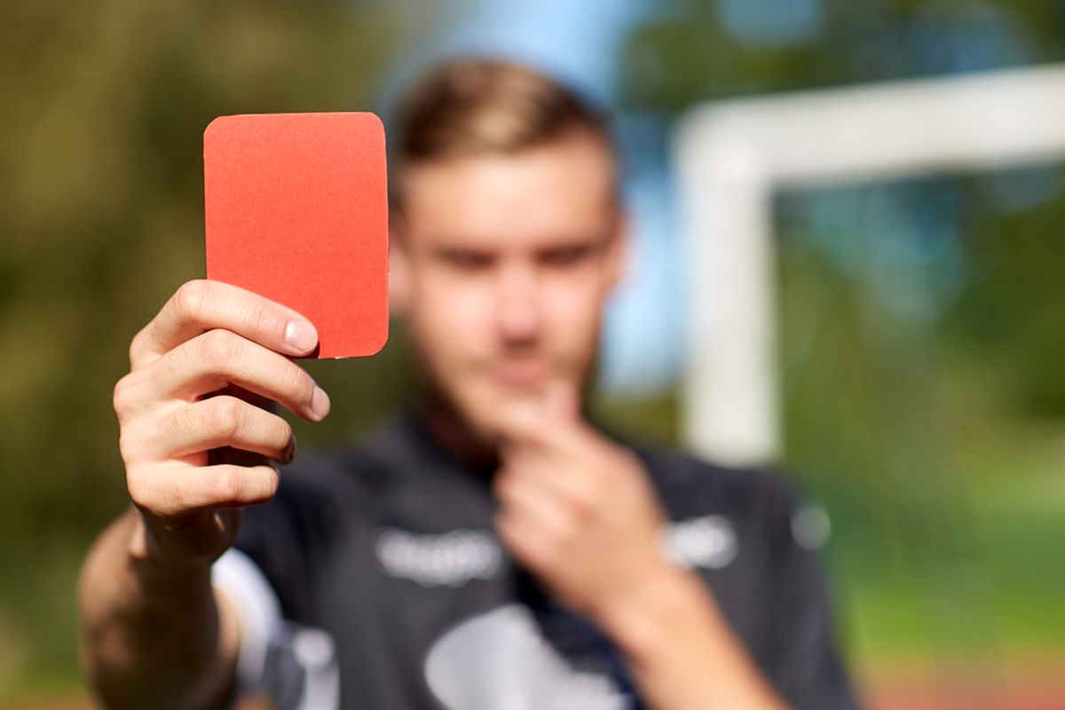 Kust pärineb idee jalgpallis punaseid ning kollaseid kaarte kasutada?