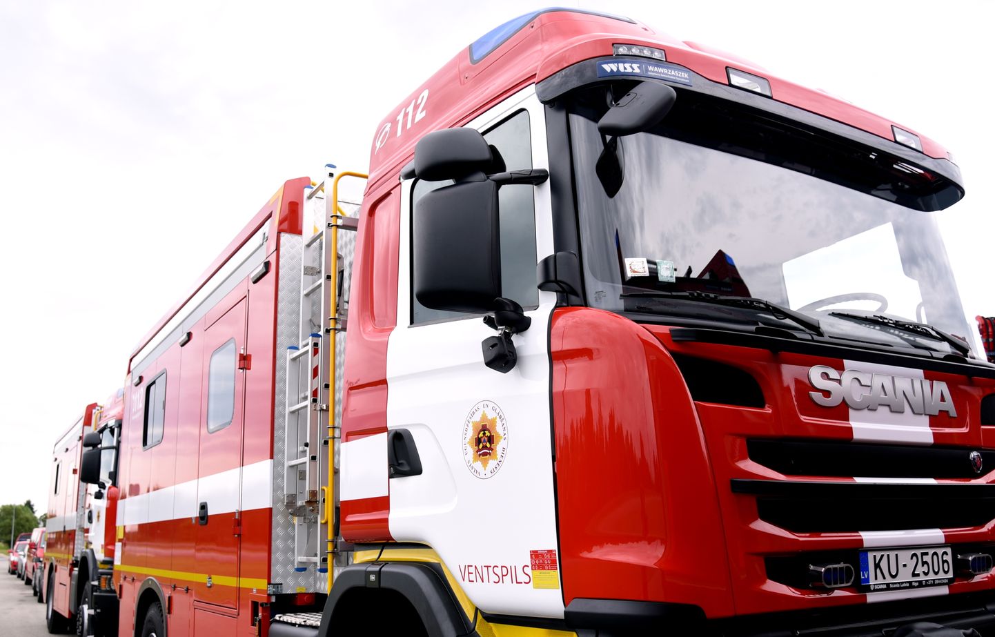 Notiek pasākums, kurā Valsts ugunsdzēsības un glābšanas dienests saņem astoņus jaunus specializētos automobiļus.