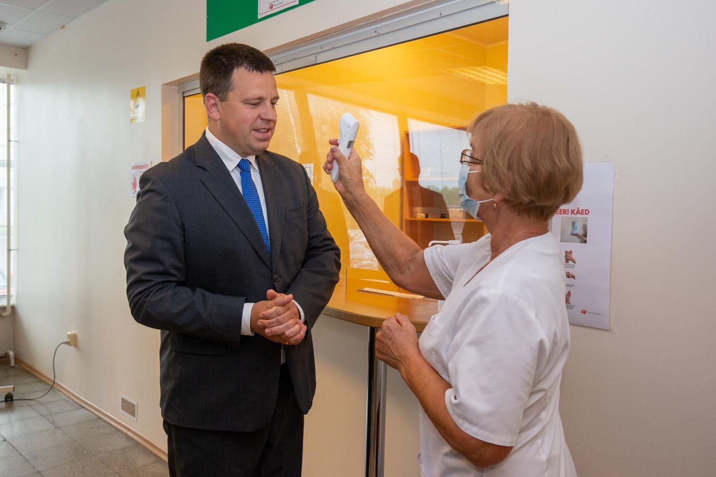 Peaministri külaskäik Viljandisse algas tervisekontrolliga haiglas.