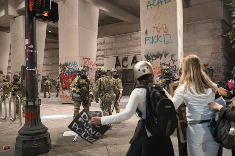 Politseivägivalla vastu protestijad ja USA sisejulgeoleku eriüksuslased 19. juulil 2020 Oregonis Portlandis