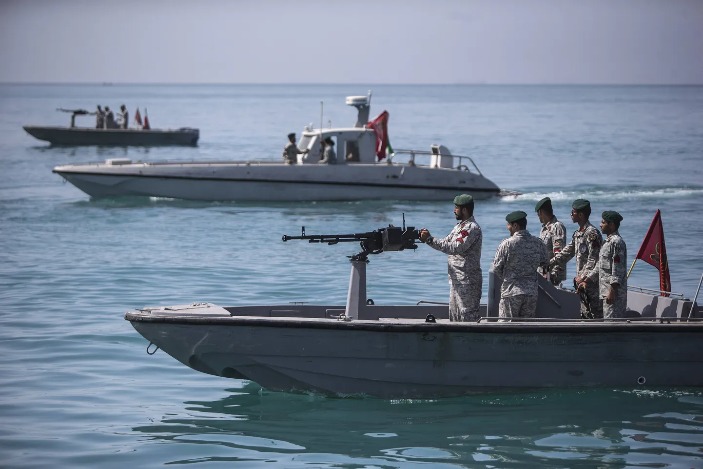 Hormuzi väinas patrullivad Iraania mereväelased.