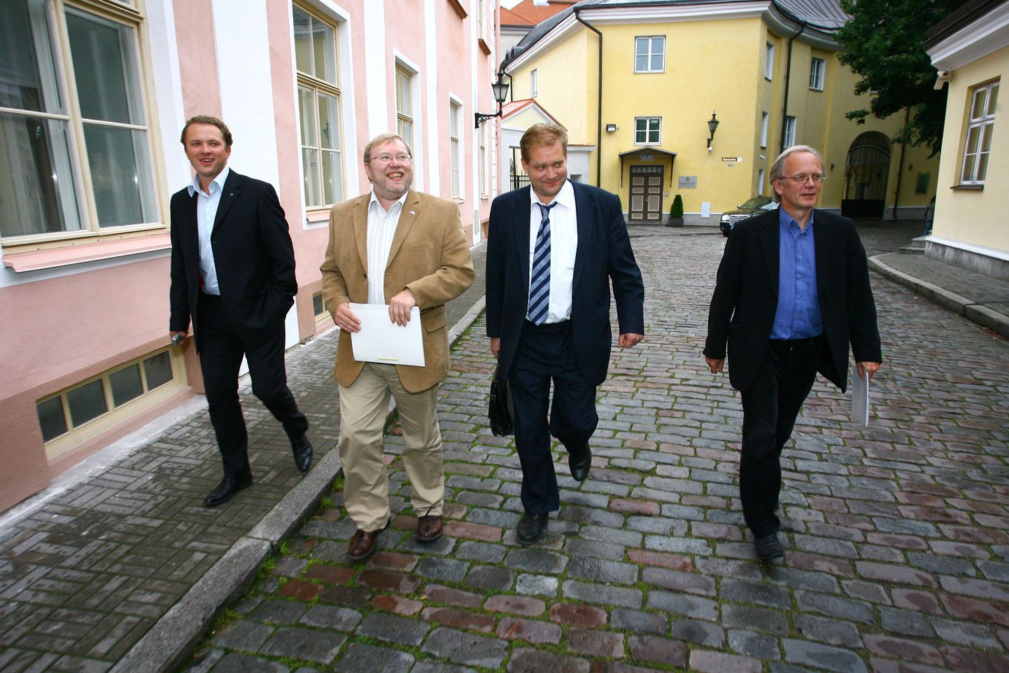 IRLi juhtpoliitikud Margus Tsahkna ja Mart Laar ning sotside juhtkonda kuuluvad Ivari Padar ja Eiki Nestor.