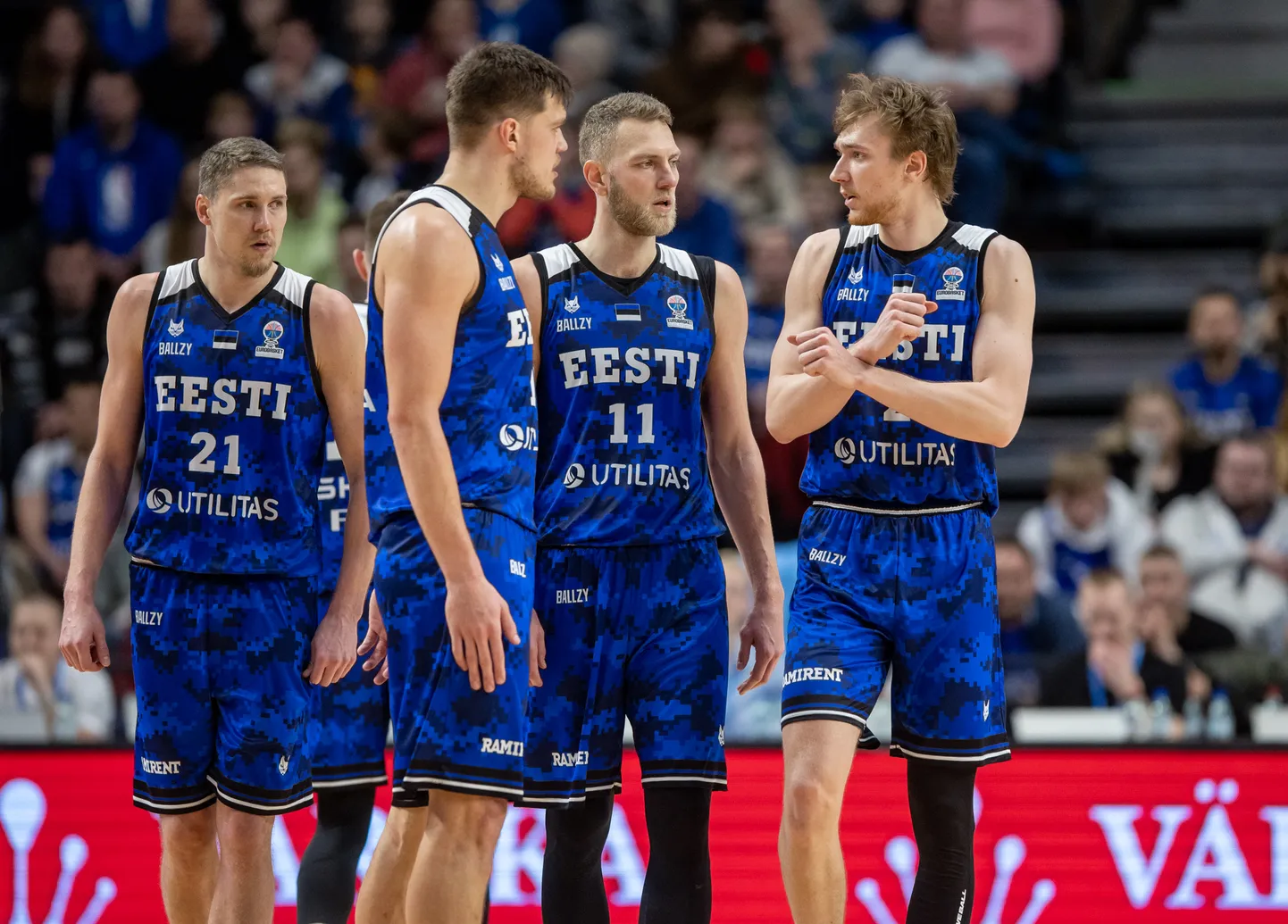 Eesti korvpallikoondislased (vasakult) Janari Jõesaar, Maik-Kalev Kotsar, Siim-Sander Vene ja Sander Raieste veebruaris peetud EM-valikmängus Eesti-Leedu.