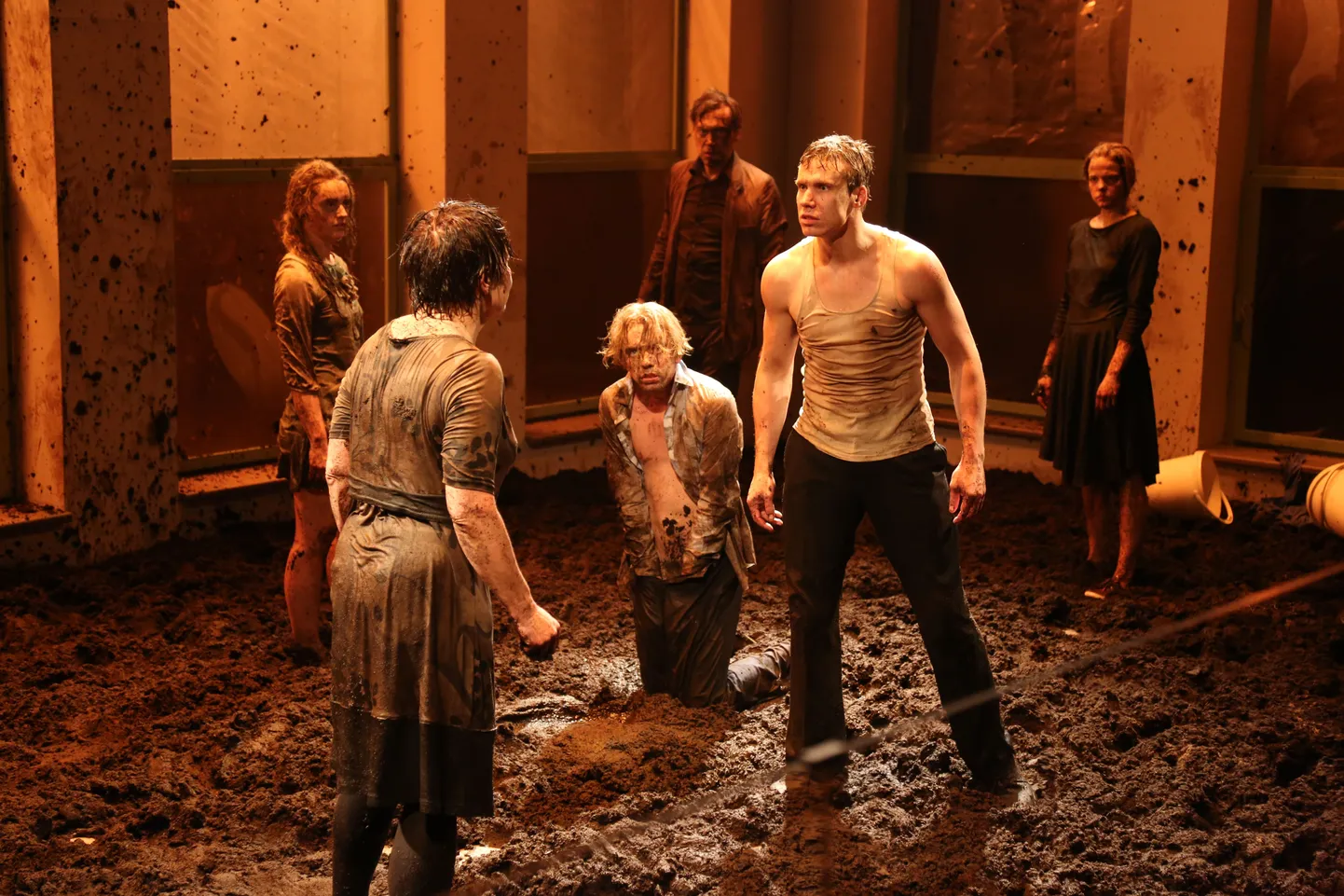 Teater NO99 «Kõnts». Lavastajad-kunstnikud Ene-Liis Semper, Tiit Ojasoo