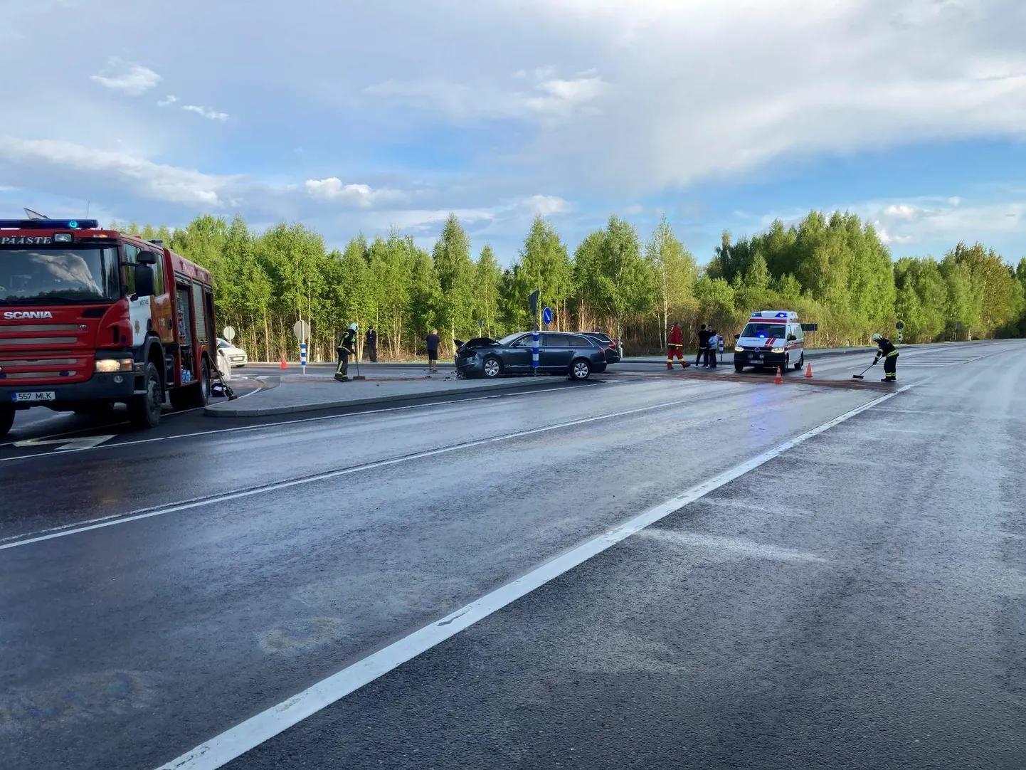 Päästjad aitasid maanteele jäänud autojupid ja -vedelikud ära koristada.