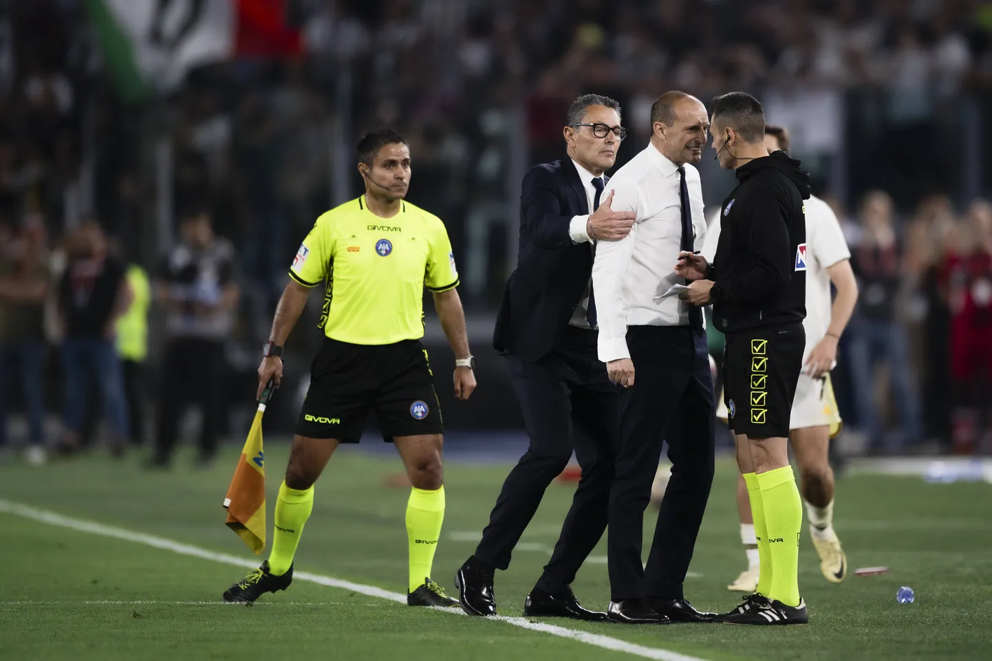Massimiliano Allegri (valges triiksärgis) ei suutnud enda emotsioone Itaalia karikafinaalis taltsutada. See sai talle ka Juventuses saatuslikuks.