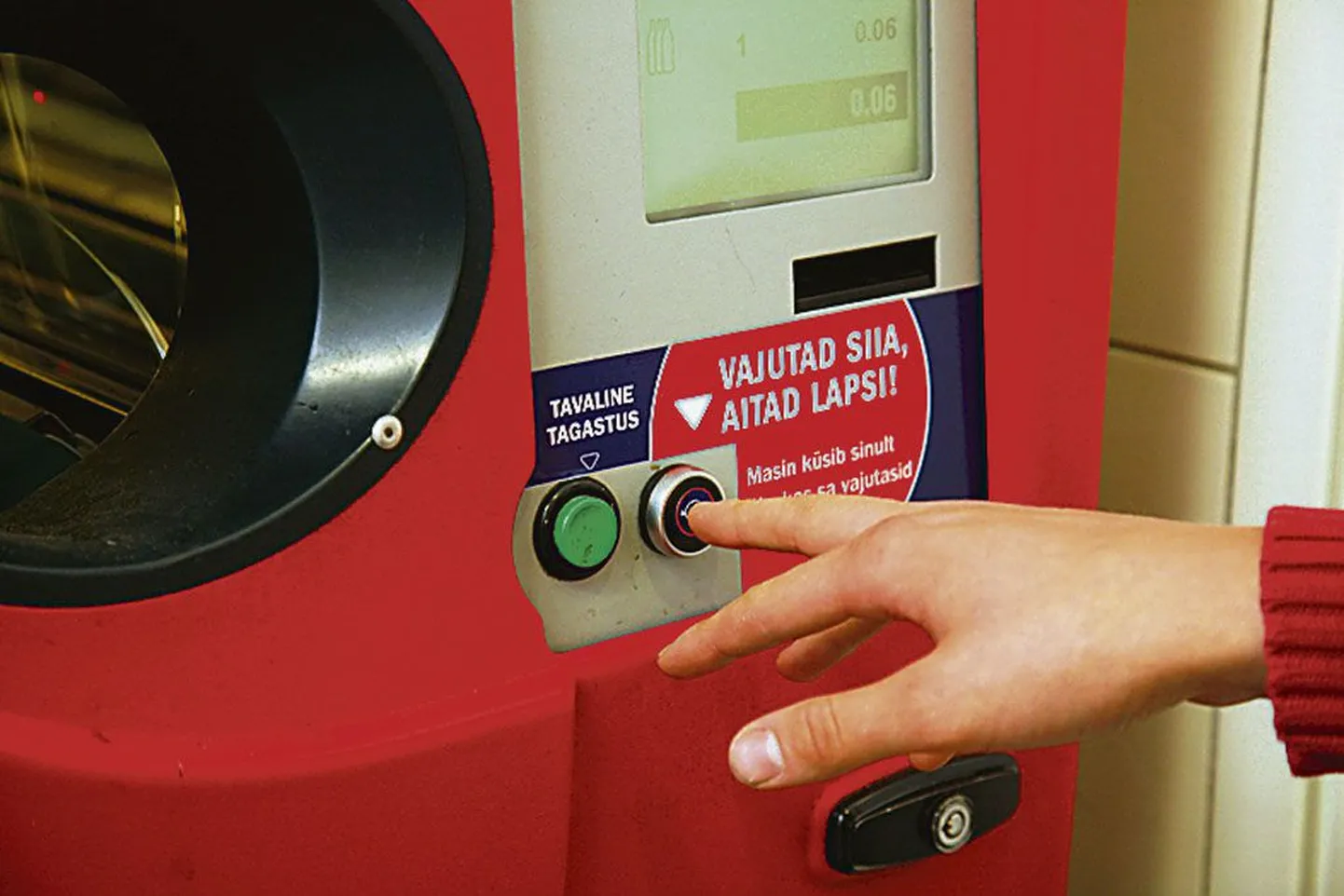 Annetusi lastele teatripileti ostuks saab teha Pärnus kuues pakendiautomaadis, millele on paigaldatud vastav nupp.