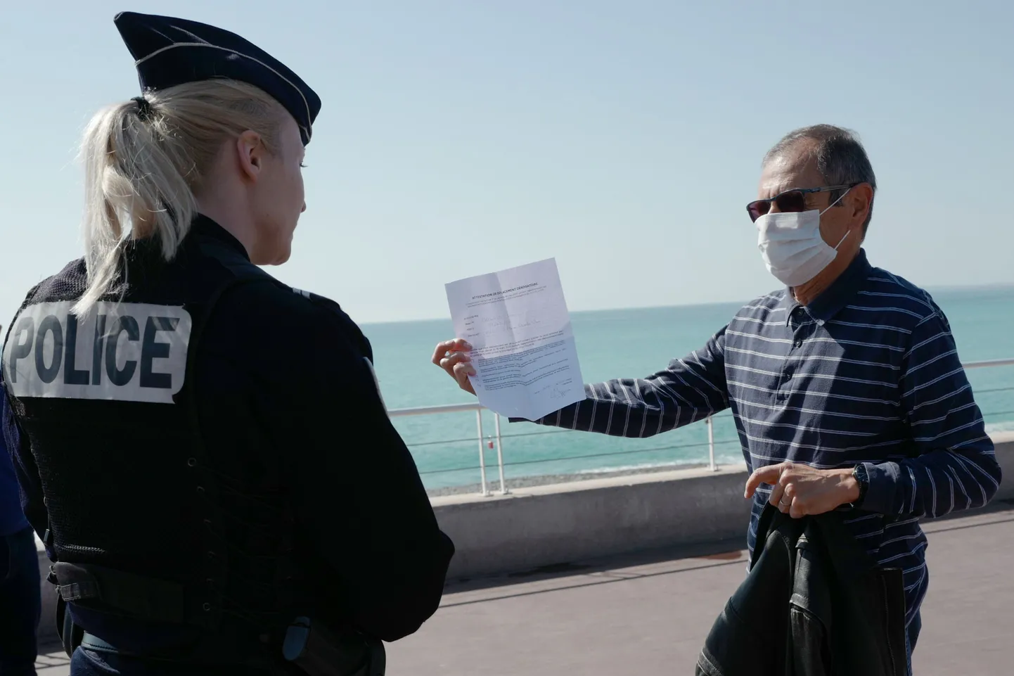 Liikumisloa kontrollimine Nizza promenaadil 18. märtsil pärast liikumispiirangu kehtestamist.