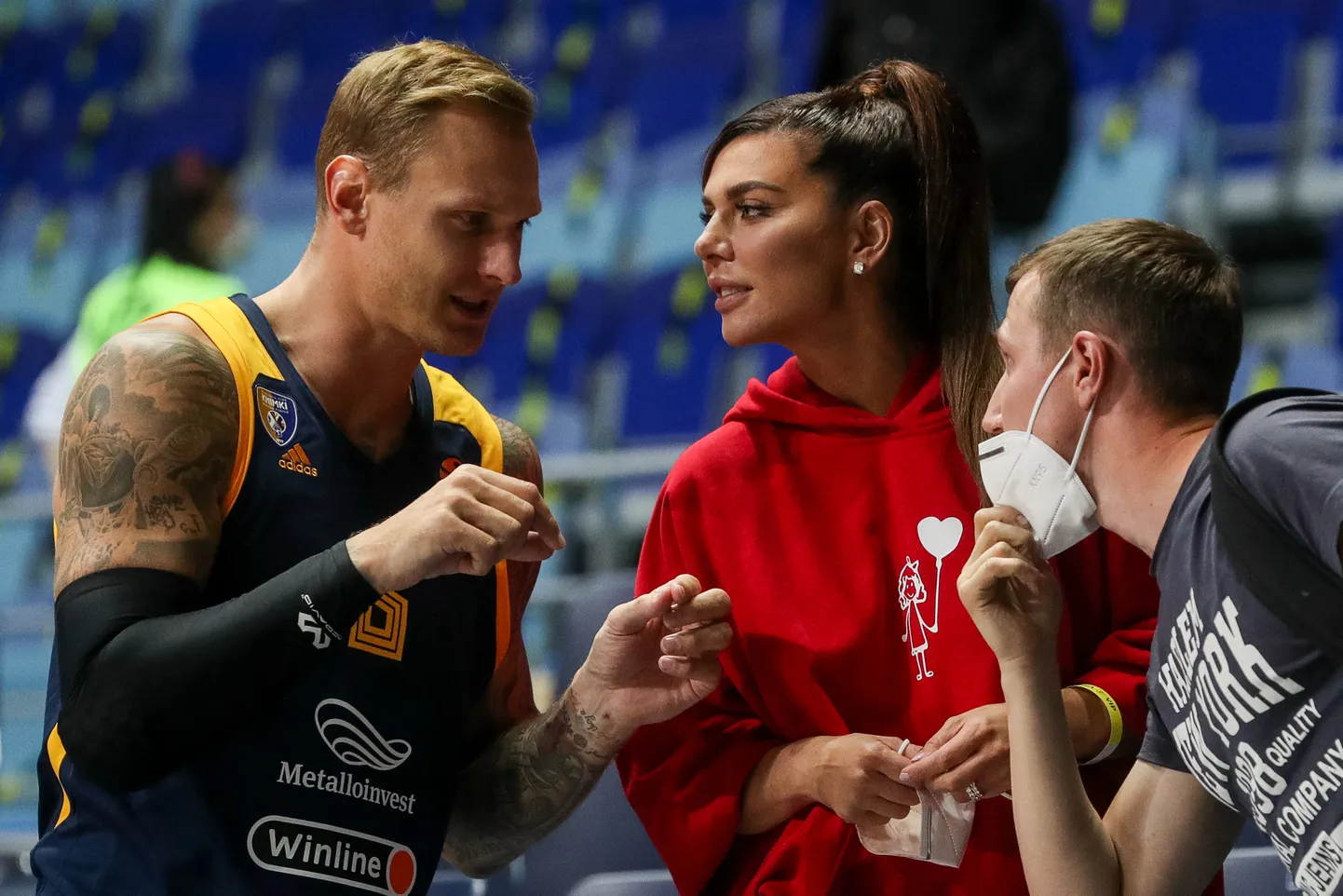 Himki korvpallur Janis Timma (vasakul) on nakatunud koroonaviirusesse. Pildil on ta koos lauljast abikaasa Anna Sedokova pärast reedest Euroliiga mängu Ateena Panathinaikosega.