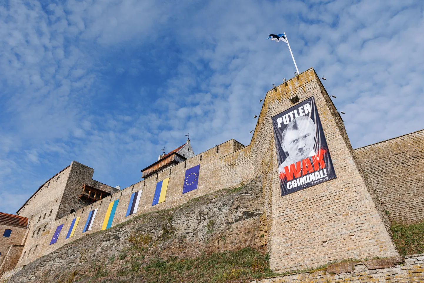 Plakat&nbsp;«Putler» 9. mai hommikul Narva linnusel.