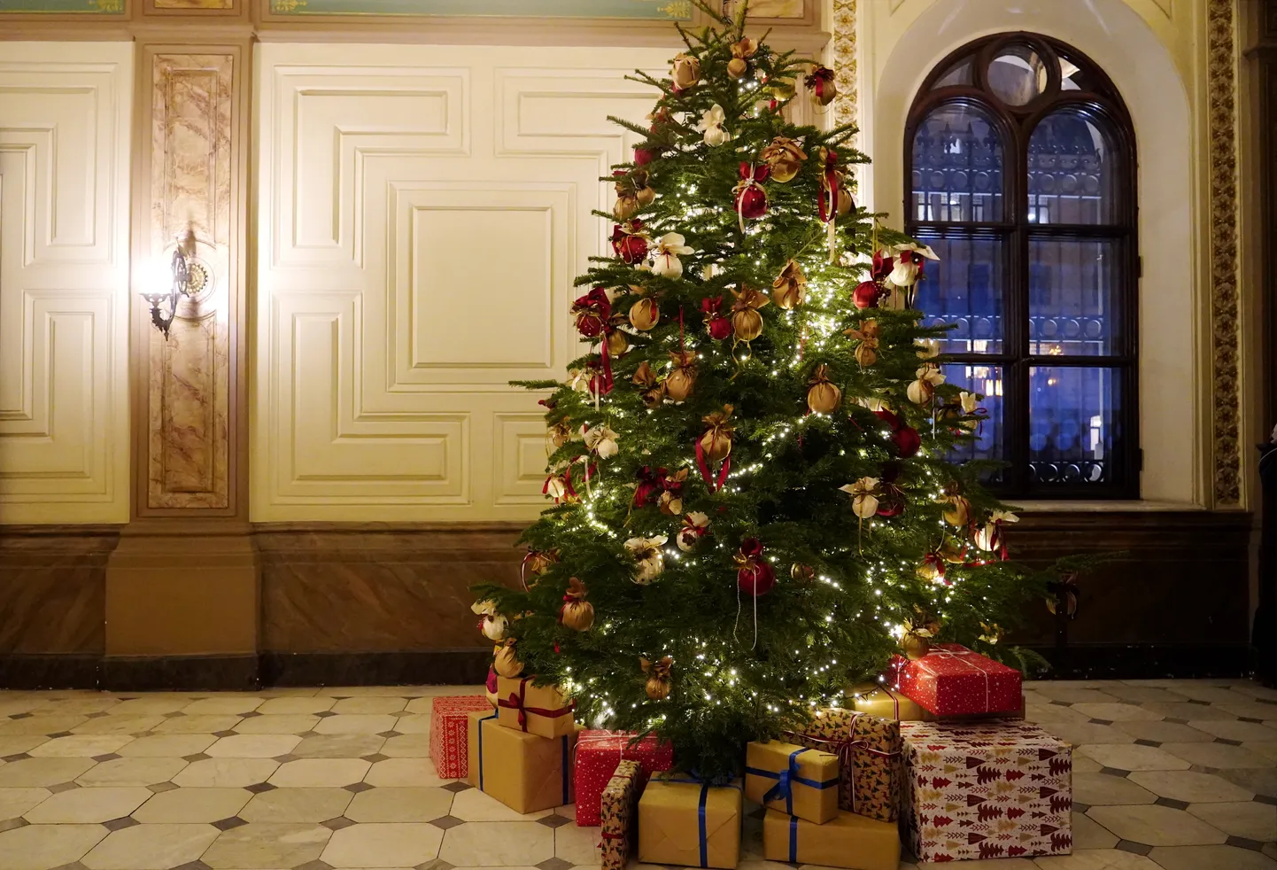 Ziemassvētku eglīte Saeimas namā.