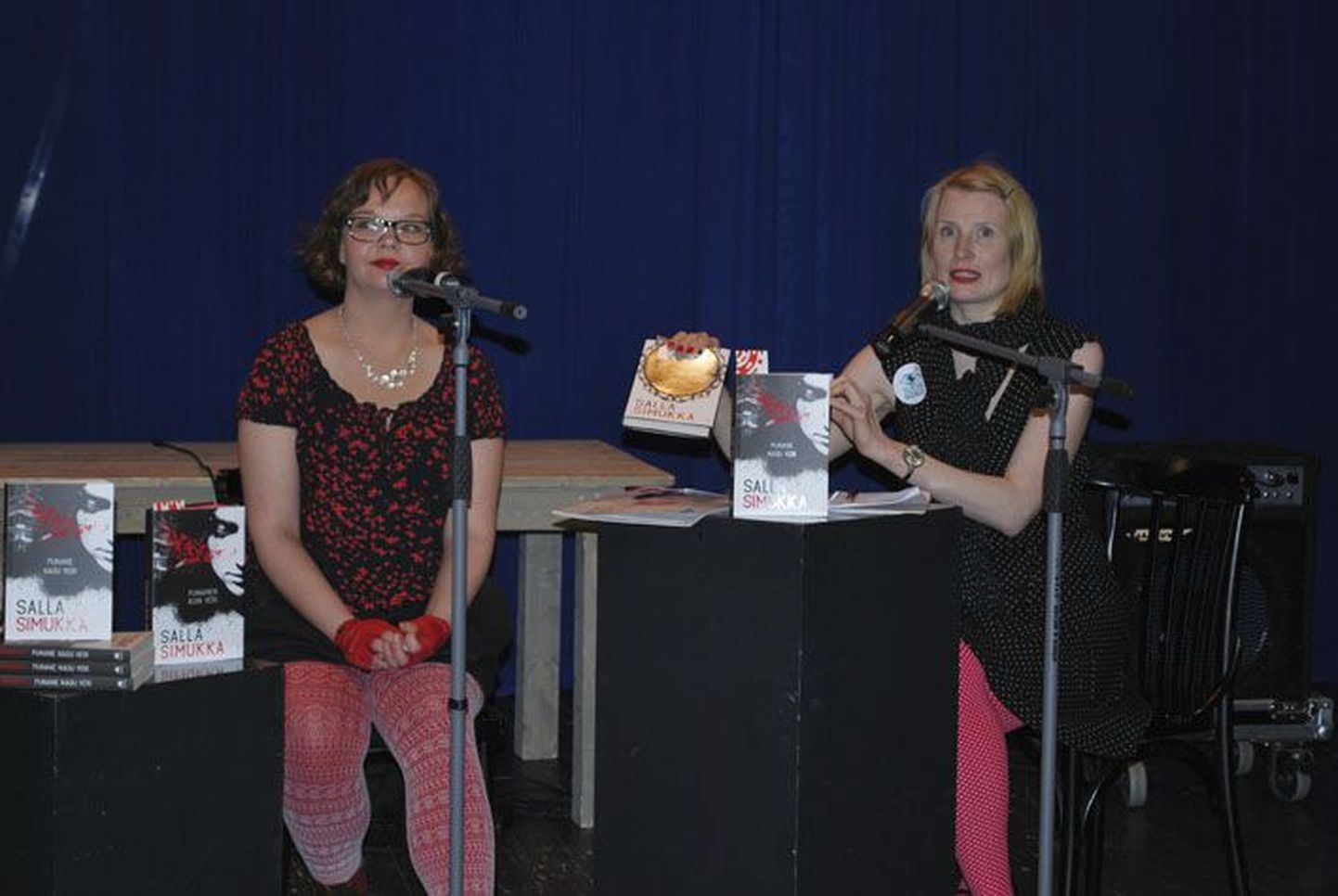 Menukirjanik Salla Simukka (vasakul) avas Lumikki-triloogia sünni asjaolusid. Teoseid näitab jutuajamist tõlkinud Heidi Iivari.