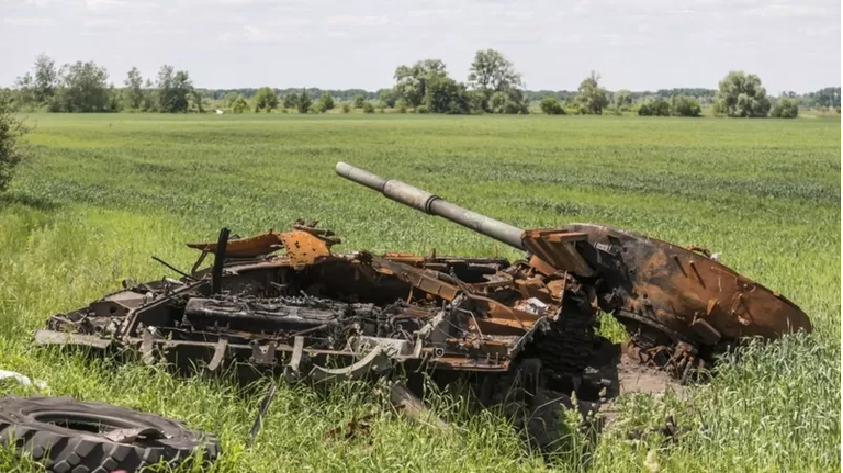Разбитая российская военная техника в поле в Черниговской области