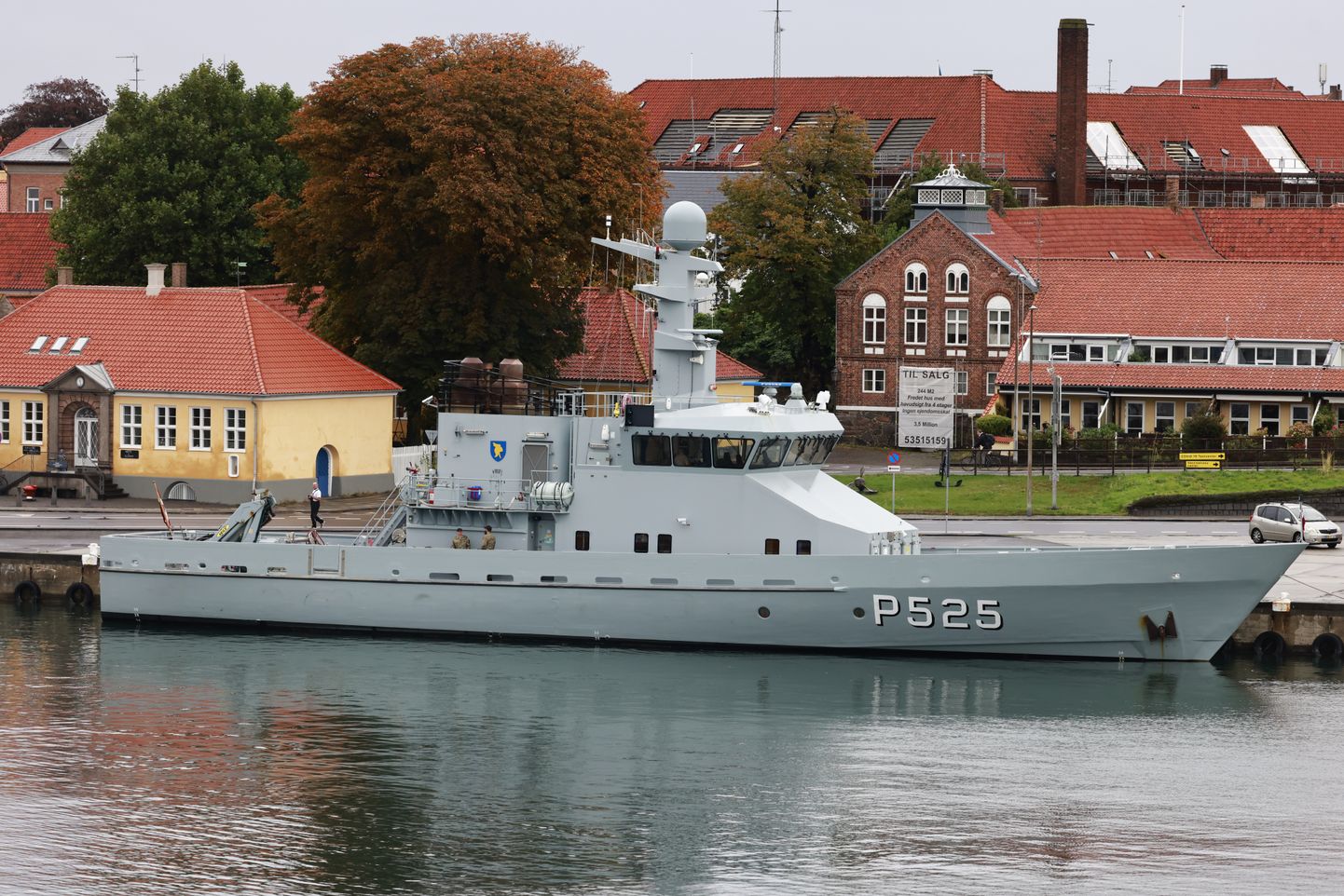 Taani sõjalaev Bornholmis sadamas.