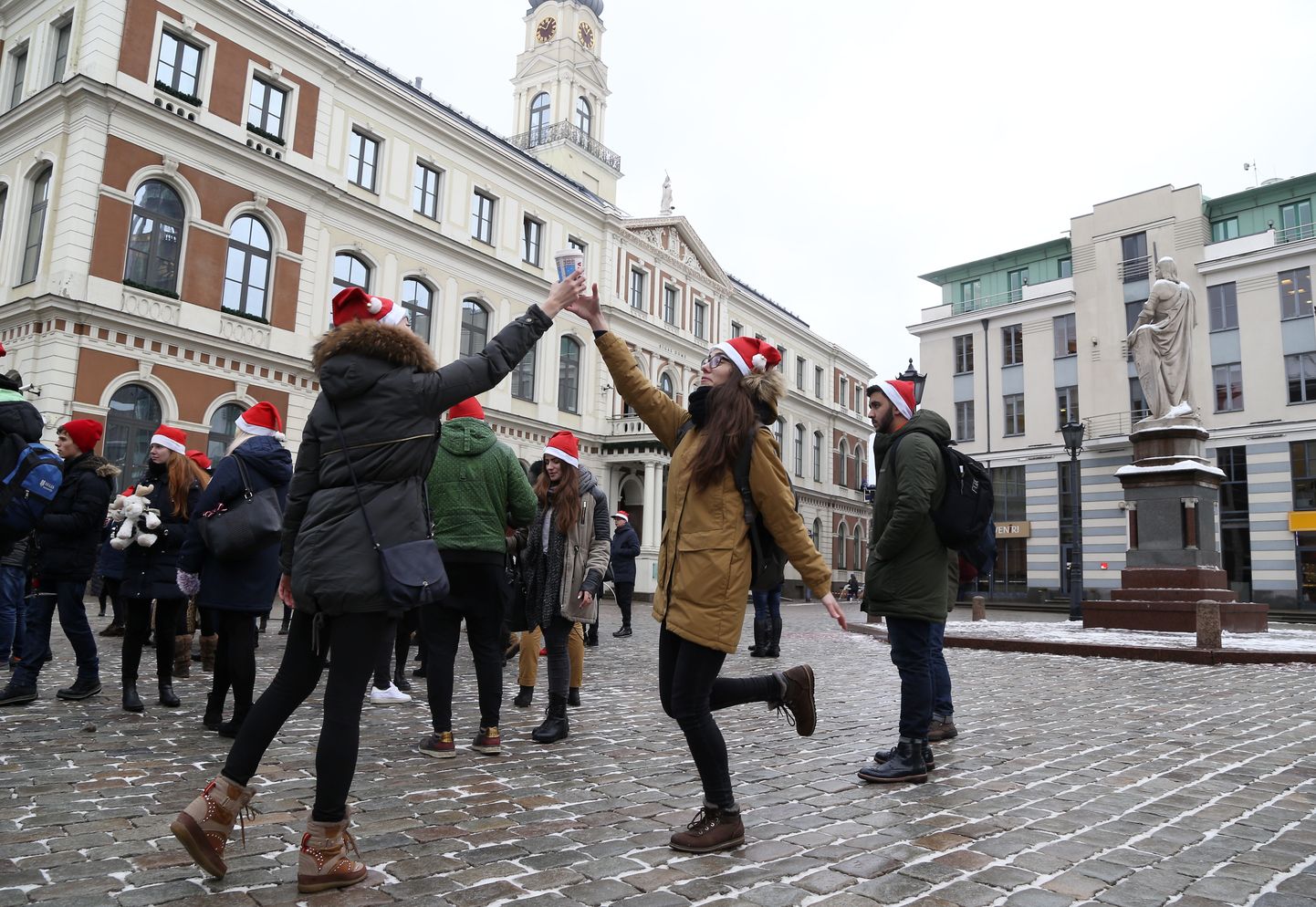 Iesaistoties brīvprātīgajiem, Rātslaukumā filmē Ziemassvētku manekenu izaicinājumu, lai aicinātu tūristus Ziemassvētku un Jaungada laikā viesoties Rīgā.