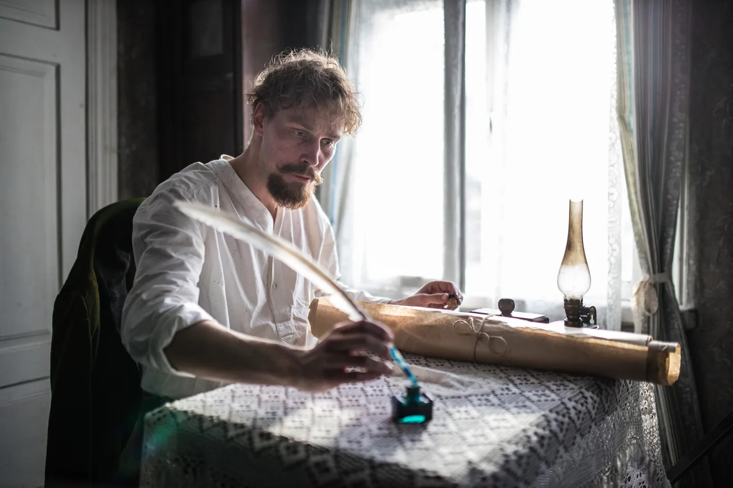 Kolkakülast saabub tillukesse provintsilinna Saalomon Vesipruul (Karl Robert Salumäe), kes otsustab läbi lüüa vabakutselise kirjanikuna.
