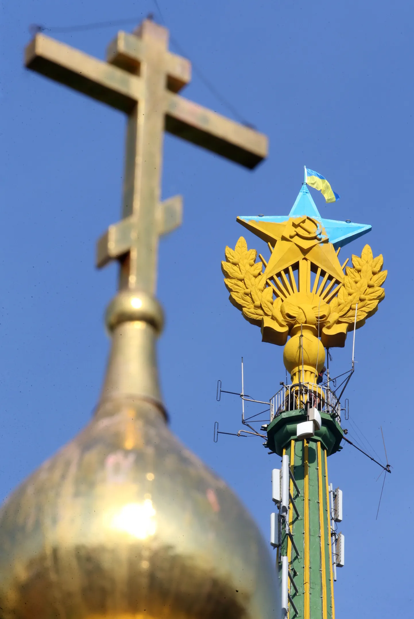 В Москве на сталинской высотке появился флаг Украины.