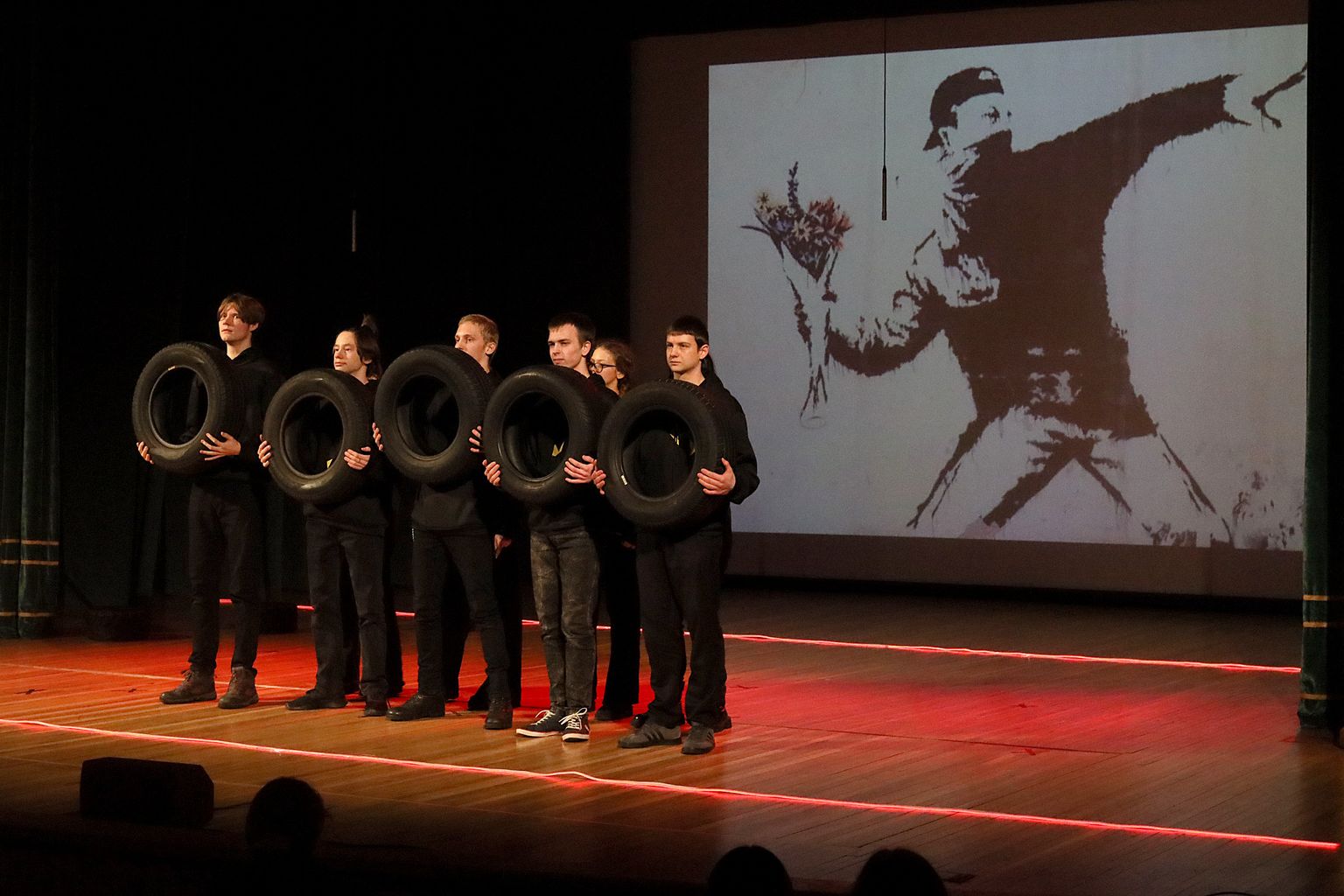 Спектакль "Шина - еще не колесо" на уездном фестивале школьных театров заслужил вторую премию от профессионального жюри.