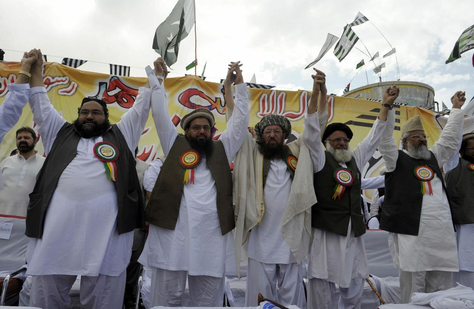 Lashkar-e-Taiba asutaja Hafiz Muhammad Saeed (vasakult teine) ja Pakistani kaitsenõukogu liige Maulana Samiul Haq (keskel) 2012. aastal Pakistani-Afganistani piiril Quettas toimunud USA-vastasel meeleavaldusel.
