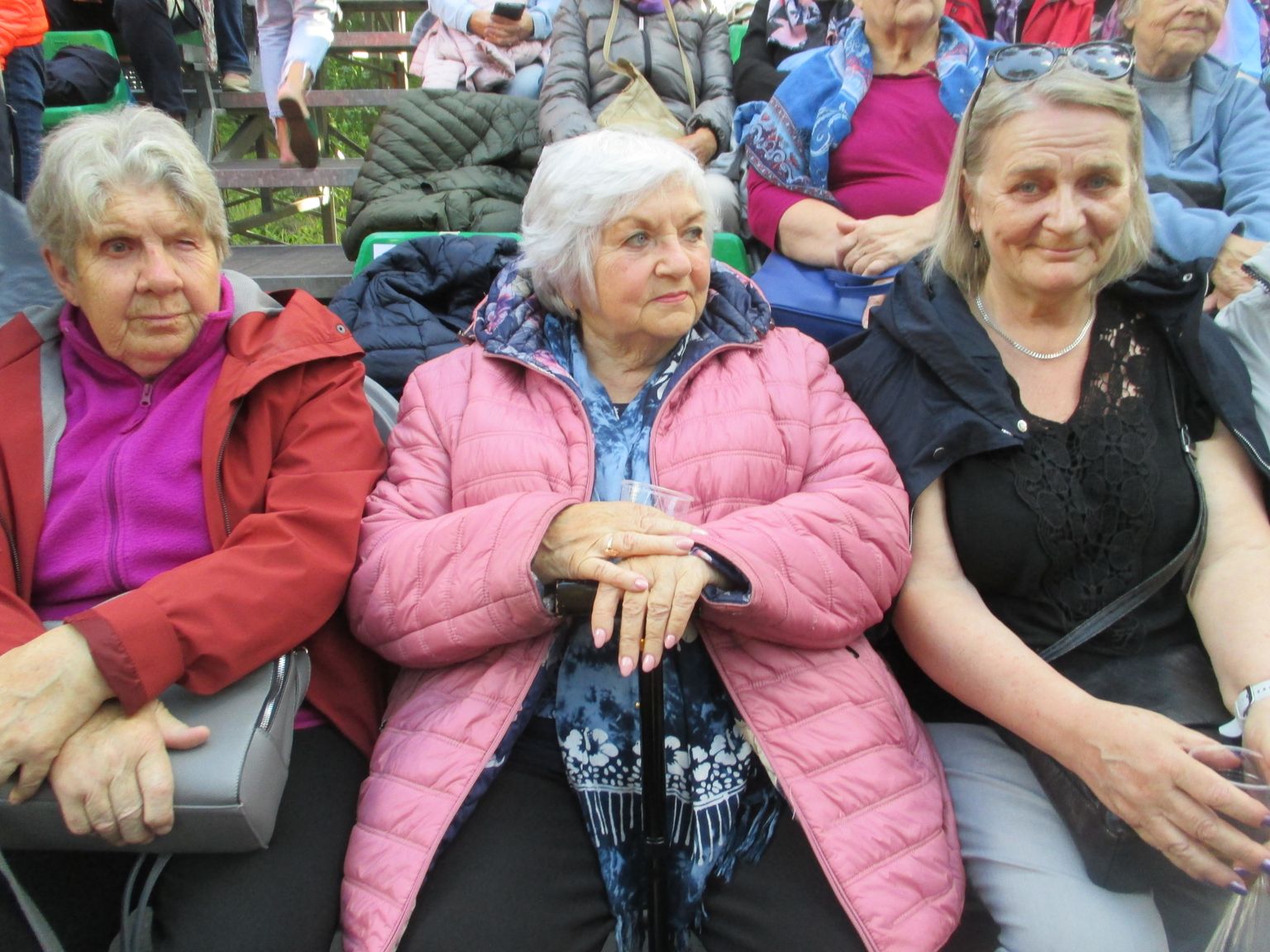 SAARLASED "UKUARU" KAEMAS: Tiiu Talk (vasakul), Tiia Holm ja Ivi Saar
Salmelt jäid Vooremäele sõiduga väga rahule. Etendus meeldis.
