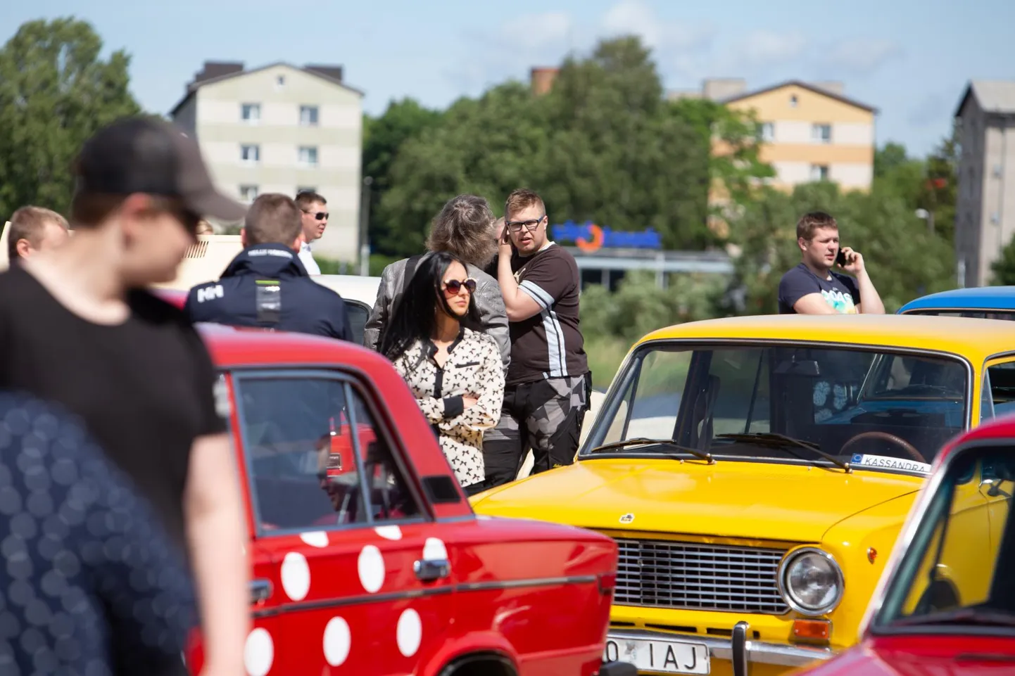 Suve hakul kogunesid Ladad Veltmanni eestvedamisel Pärnu sadama parklas.