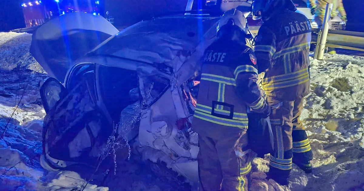 Tartu lähedal Jõhvi maanteel juhtus pühapäeva õhtul liiklusõnnetus, kui keskealise naise juhitud sõiduauto kaldus lauges kurvis teelt välja ning paiskus üle kat