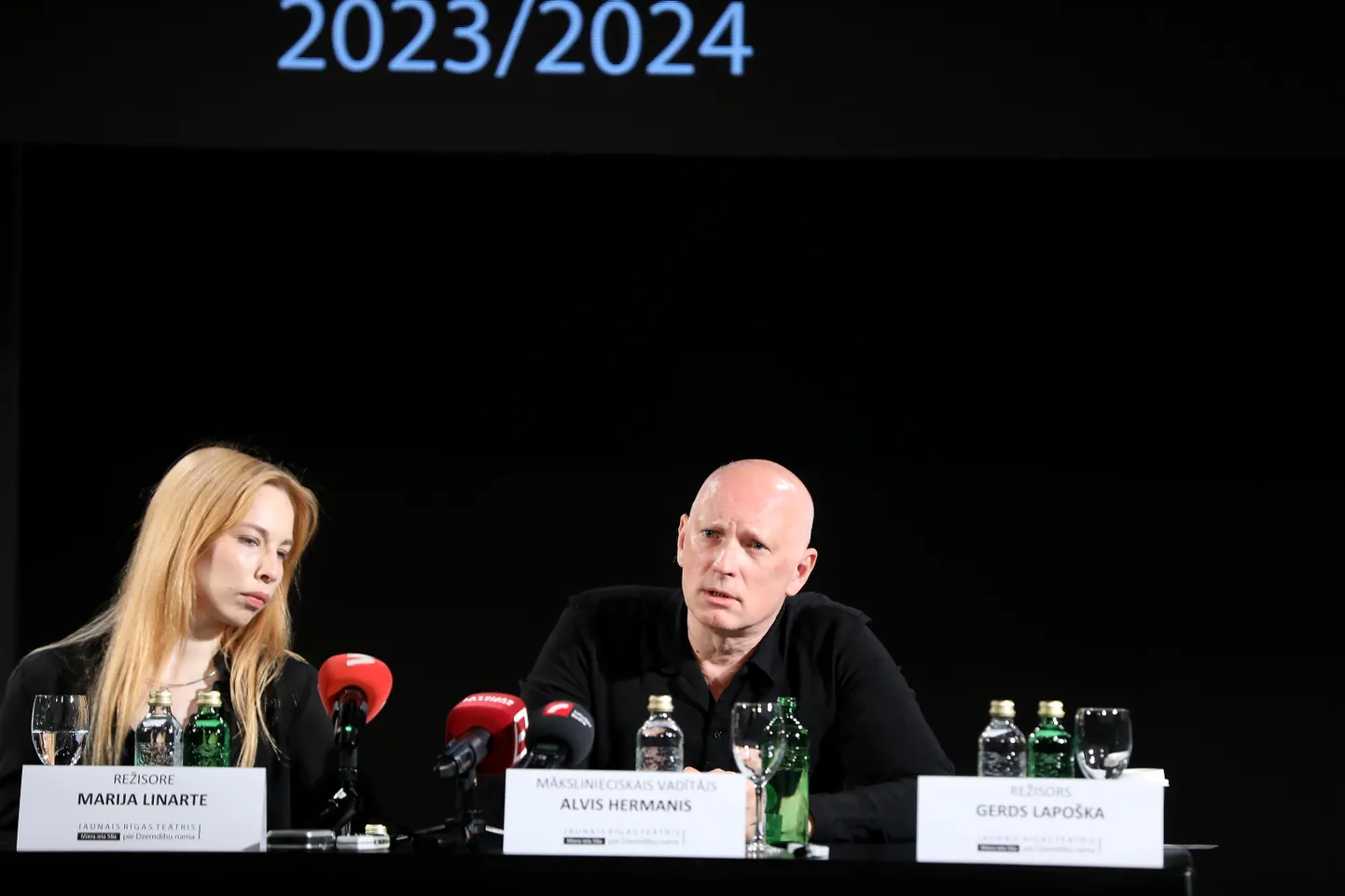 Režisore Marija Linarte un Jaunā Rīgas teātra  mākslinieciskais vadītājs Alvis Hermanis piedalās Jaunā Rīgas teātra 2023./2024. gada teātra sezonai veltītajā preses konferencē.