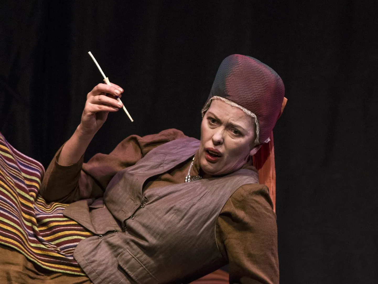 Stiilne kostüüm Karlova teatri lavaloos rõhutab uhket, iseteadlikku olemist. Pildil Merle Palmiste.