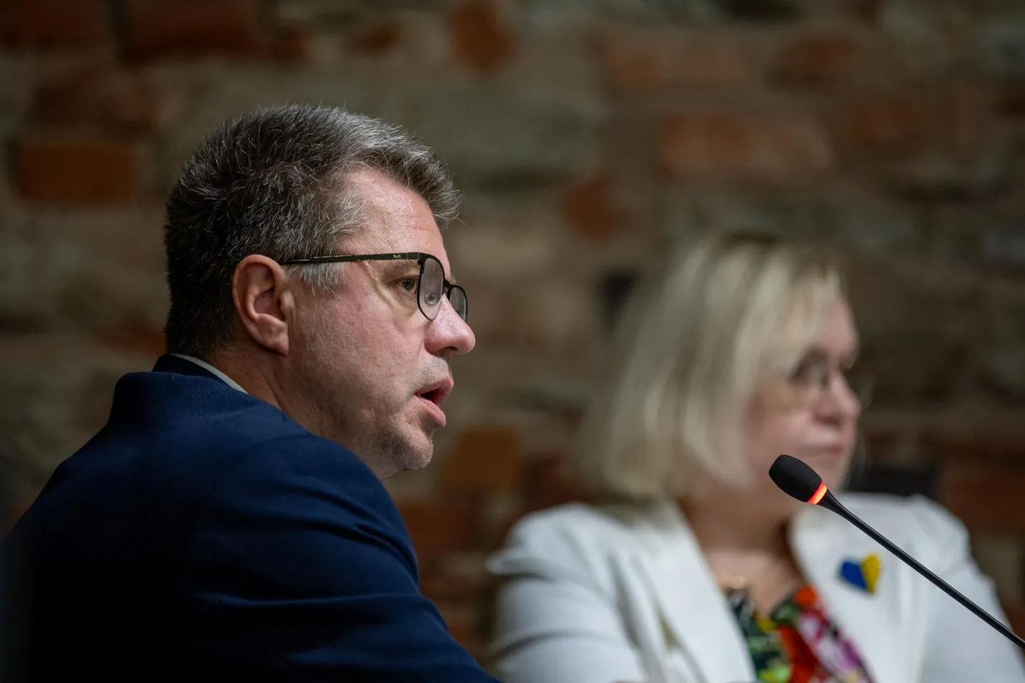 Riigieelarve kontrolli erikomisjoni juht Urmas Reinsalu ja korruptsioonivastase erikomisjoni juht Mart Helme saatsid peaministrile kutse ühiskomisjoni istungil osaleda, kuid too keeldus.