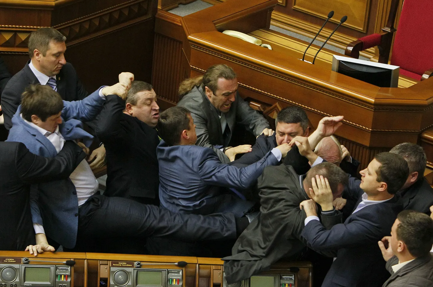 Svoboda ja kommunistliku partei liikmete vahel puhkes täna Ukraina parlamendis kähmlus.