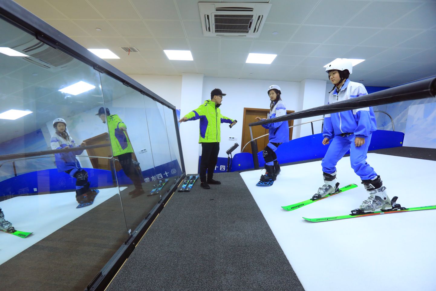 Õpilased harjutamas siseruumis simulaatoril suusatamist Hangzhou Shi
linnas Hiinas.