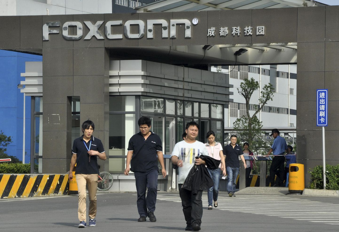 Töötajad Foxconni tehase ees.