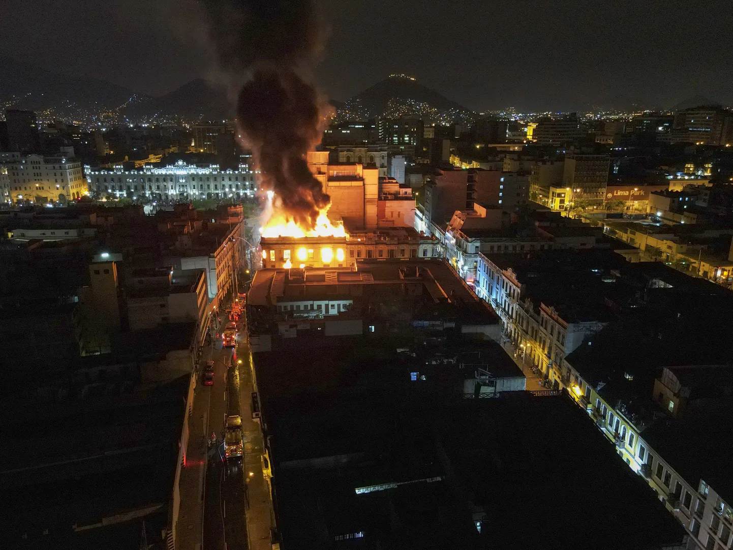 Peruus Lima kesklinnas põleb valitsusvastaste meeleavalduste ajal hoone. Protestijad taotlevad viivitamatuid valimisi, president Dina Boluarte tagasiastumist ja kukutatud presidendi Pedro Castillo vanglast vabastamist. 19.01.2023.