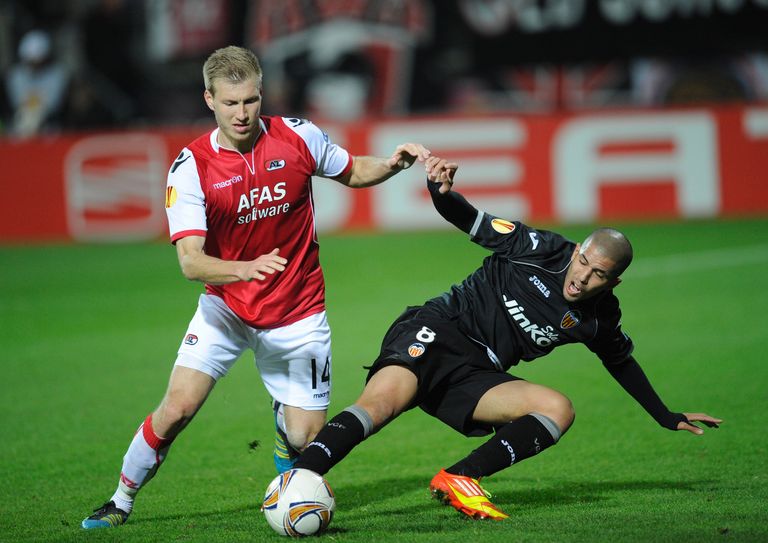 AZ Alkmaariga jõuti aga Euroopa liigas veerandfinaali, kus kohtuti Valenciaga. Kodune avamäng, kus Klavan terve kohtumise platsil, võideti 2:1 (pildil duell Alžeeria koondise ründaja Sofiane Feghouliga). Võõrsil jättis peatreener Gertjan Verbeek eestlase pingile ja saadi 0:4 kaotus.