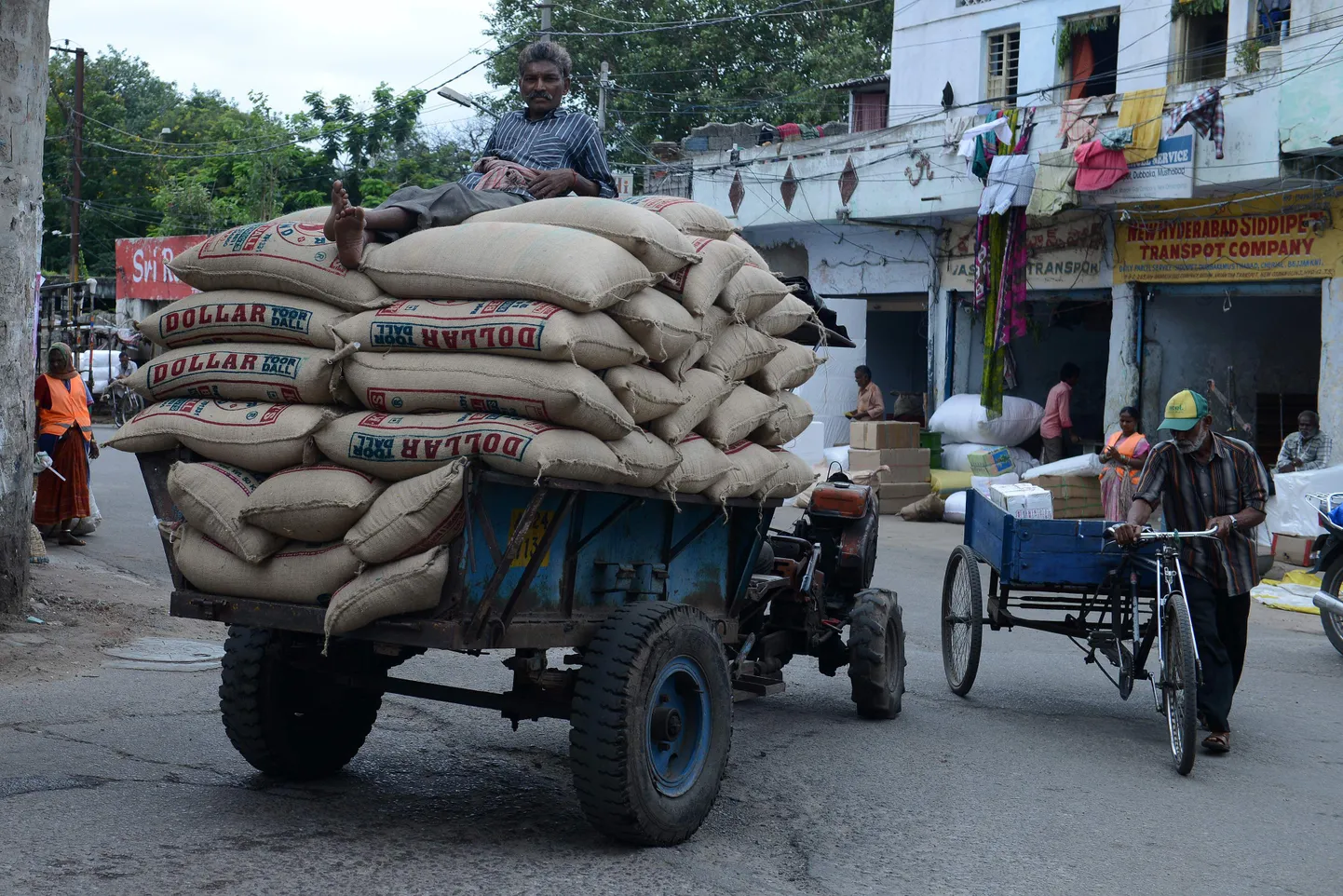 India parlamendi ülemkoda kinnitab maksureformi, mis lihtsustab kaupade transporti siseturul.