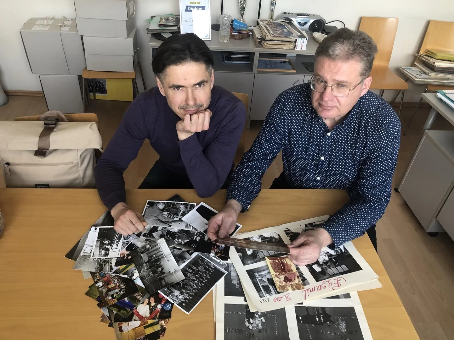 Vilistlaskogu juht Urmo Kübar, Rakvere reaalkooli direktor Martti Marksoo ja hunnik fotomälestusi.