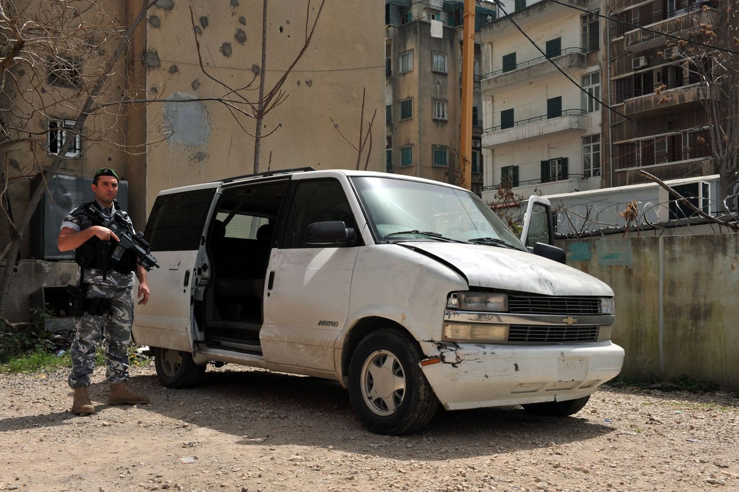 Eestlaste rööviks kasutatud buss politsei hoovis Beirutis.