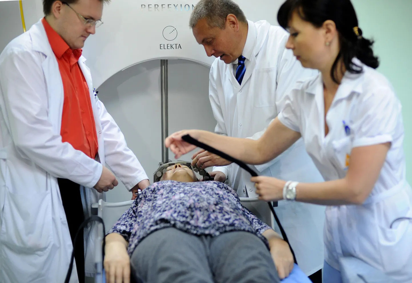 Burdenko nimelise neurokirurgia uurimisinstituudi arstid patsienti gamma-noa operatsiooniks ette valmistamas.