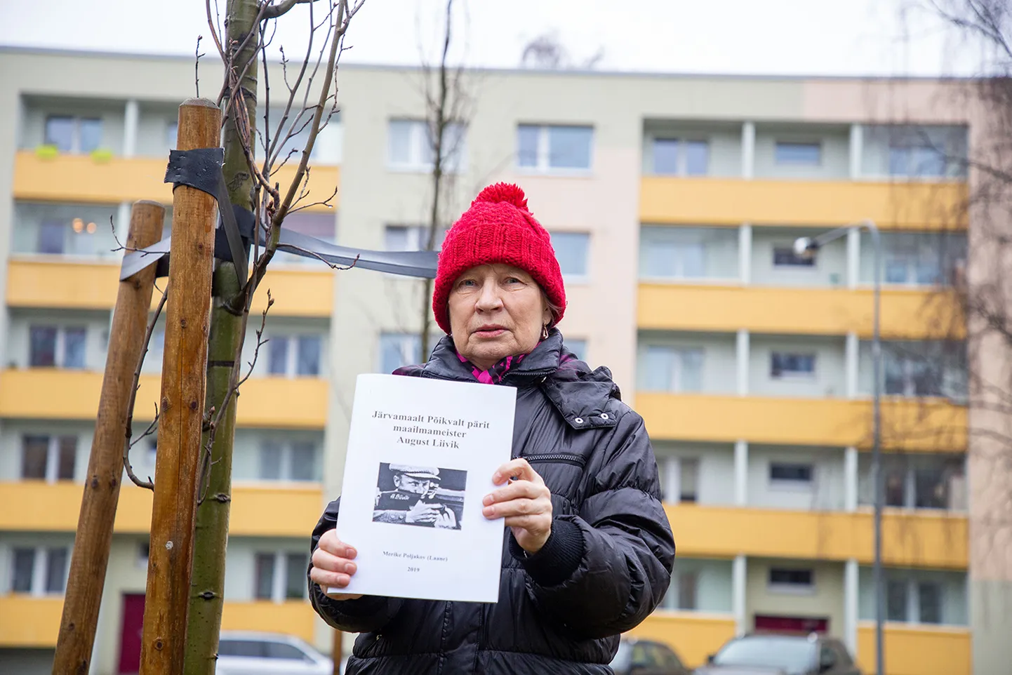 August Liivik on Merike Poljakovi kauge sugulane ja hõimlane, keda teatakse laskmise maailmameistrina, Argentina karika võitjana, kuid kelle elus oli palju läbi uurimata ja kirjutamata tahke. Tema tahtis raamatuga näidata laiemalt, kes August Liivik inimesena oli.