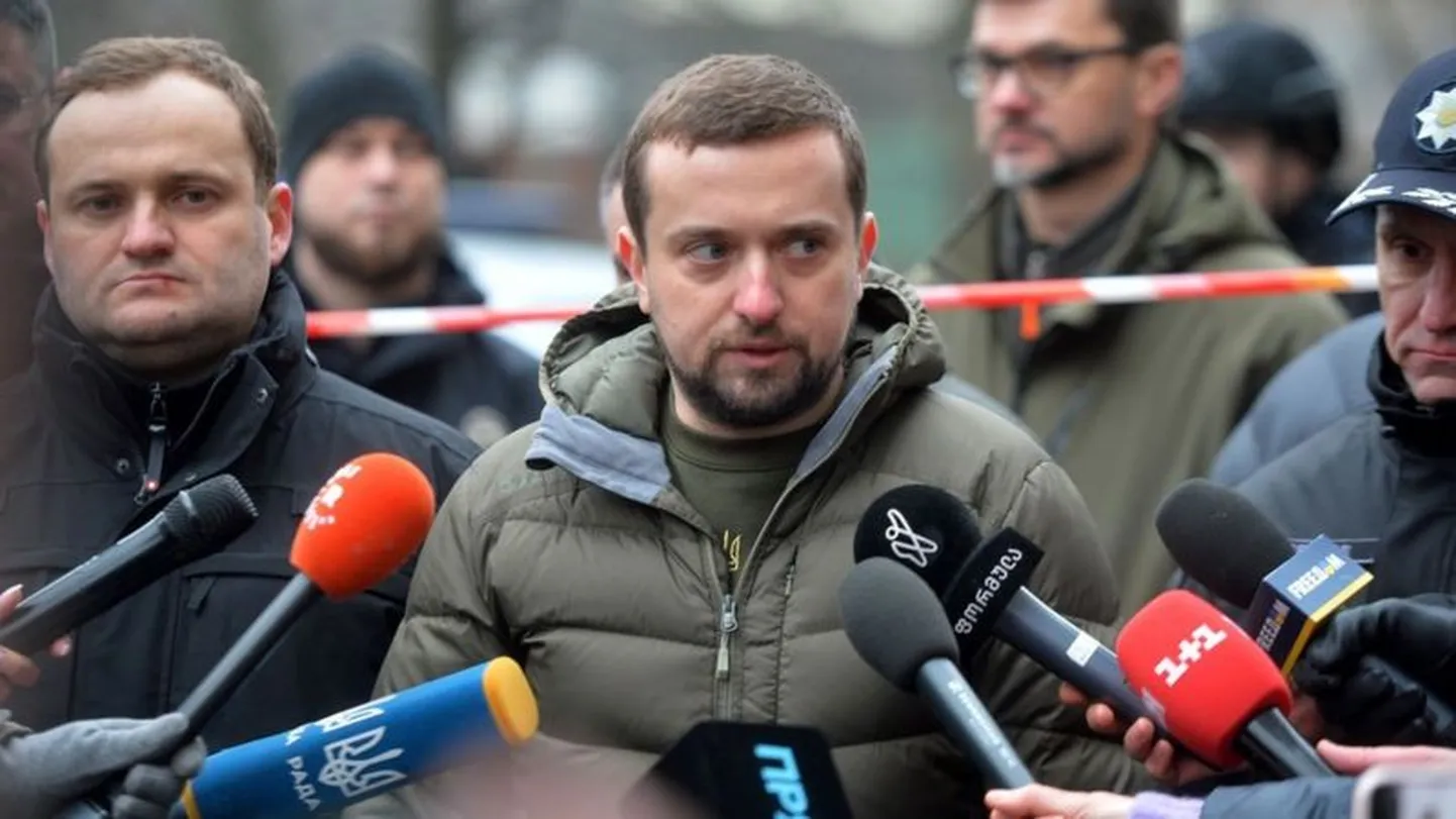 Первым президент Украины Владимир Зеленский подписал указ об увольнении заместителя главы офиса президента Украины Кирилла Тимошенко.