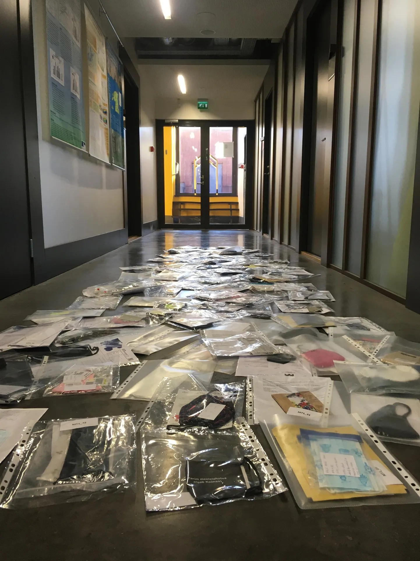 Tartu ülikooli füüsika instituudi keskkonnafüüsika laboris järele proovitud ja seejärel kilesse pakitud maskid.