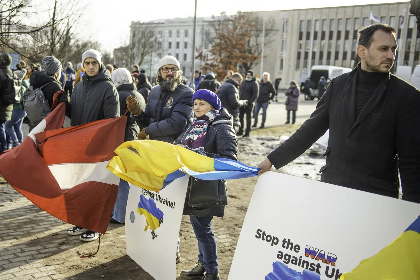 Pie Krievijas vēstniecības pulcējas cilvēki, protestējot pret iebrukumu Ukrainā