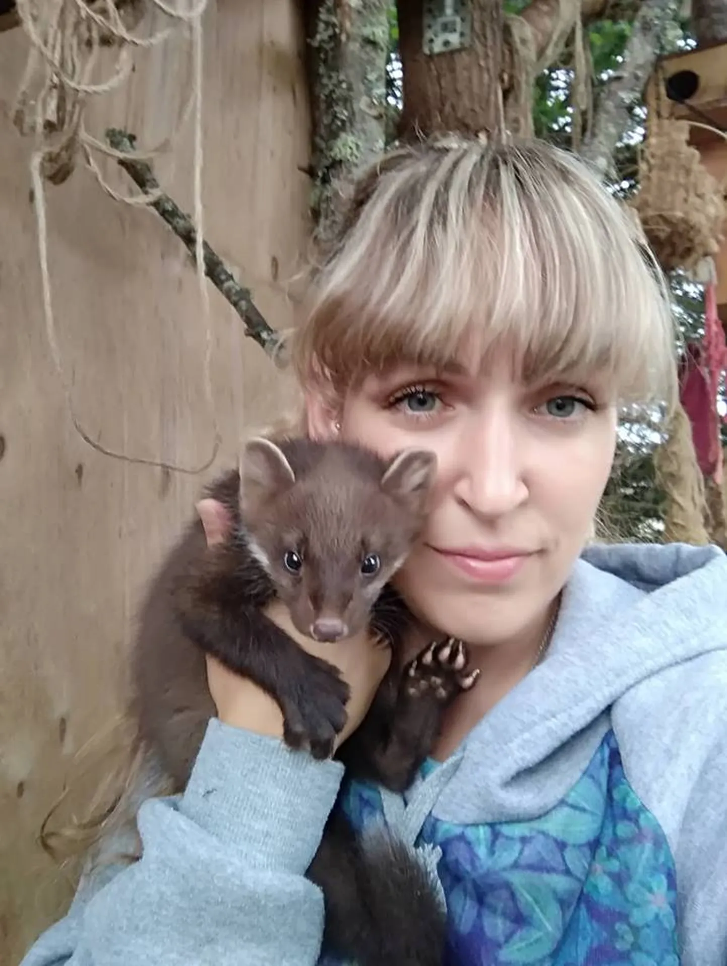 Metsnugis oma päästja Virge Võsujalaga.