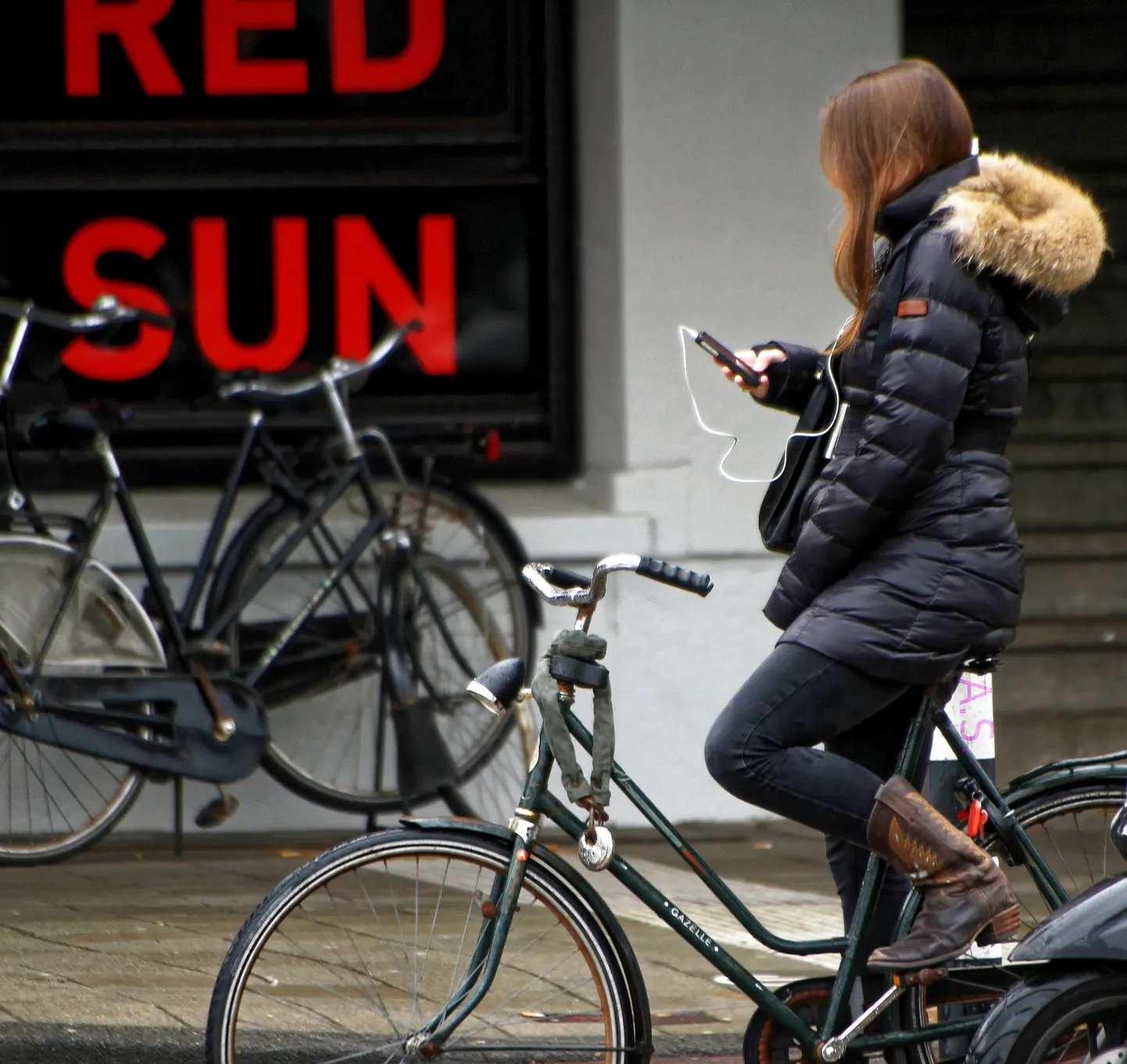 Velosipēdiste ar telefonu