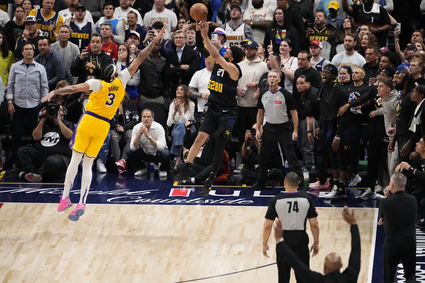NBA spēlētājs Džamals Marejs izpilda pēdējo sekunžu metienu