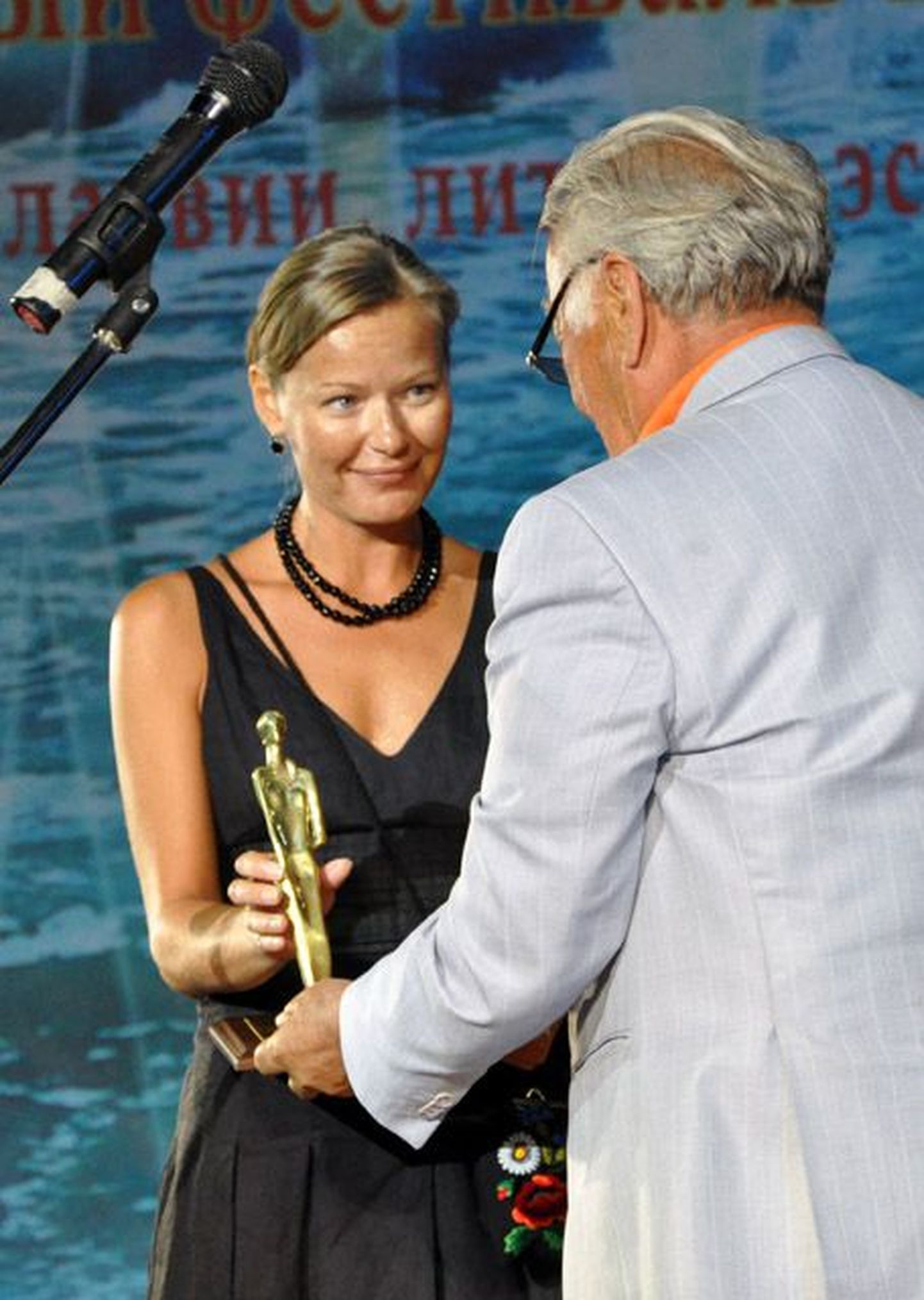 Helena Merzin võtab vastu Anapa festivali auhinda.